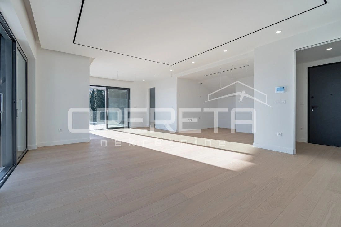 Apartment 165 m2 with open parking space in Opatija, Croatia