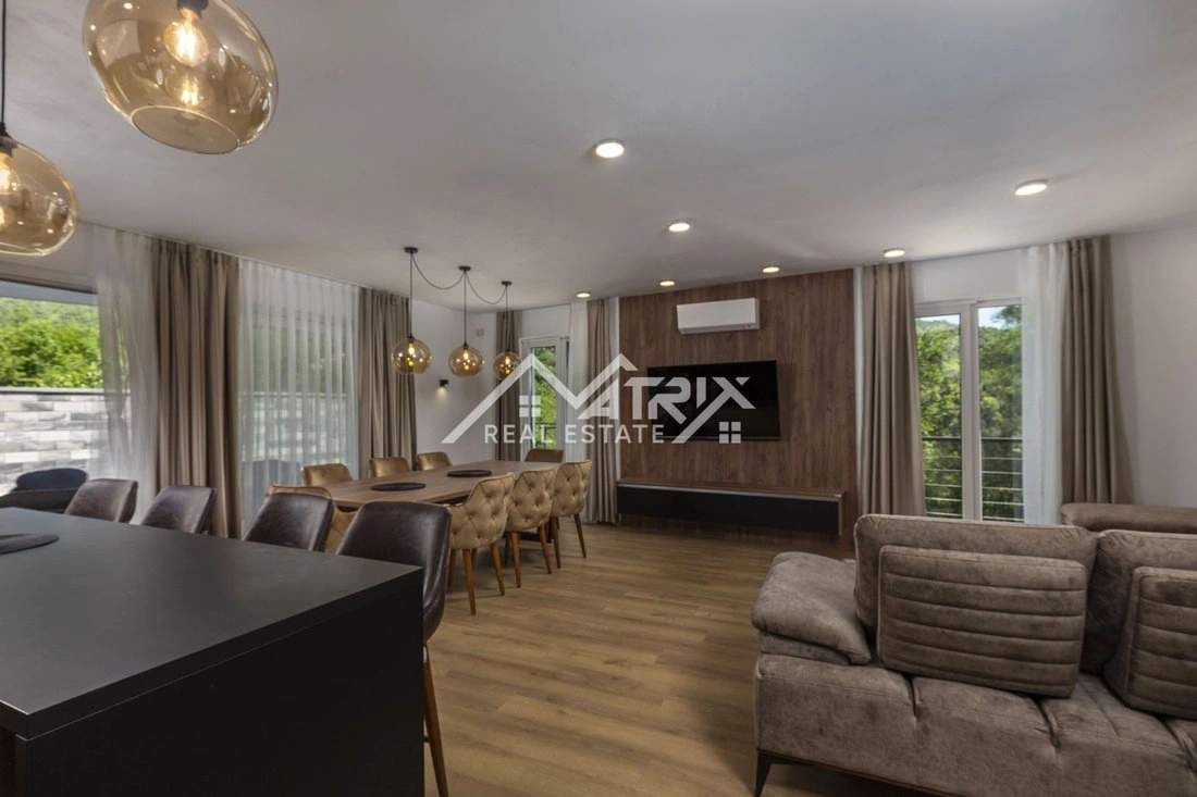 克罗地亚奥帕蒂亚带花园的 225 m² 住宅