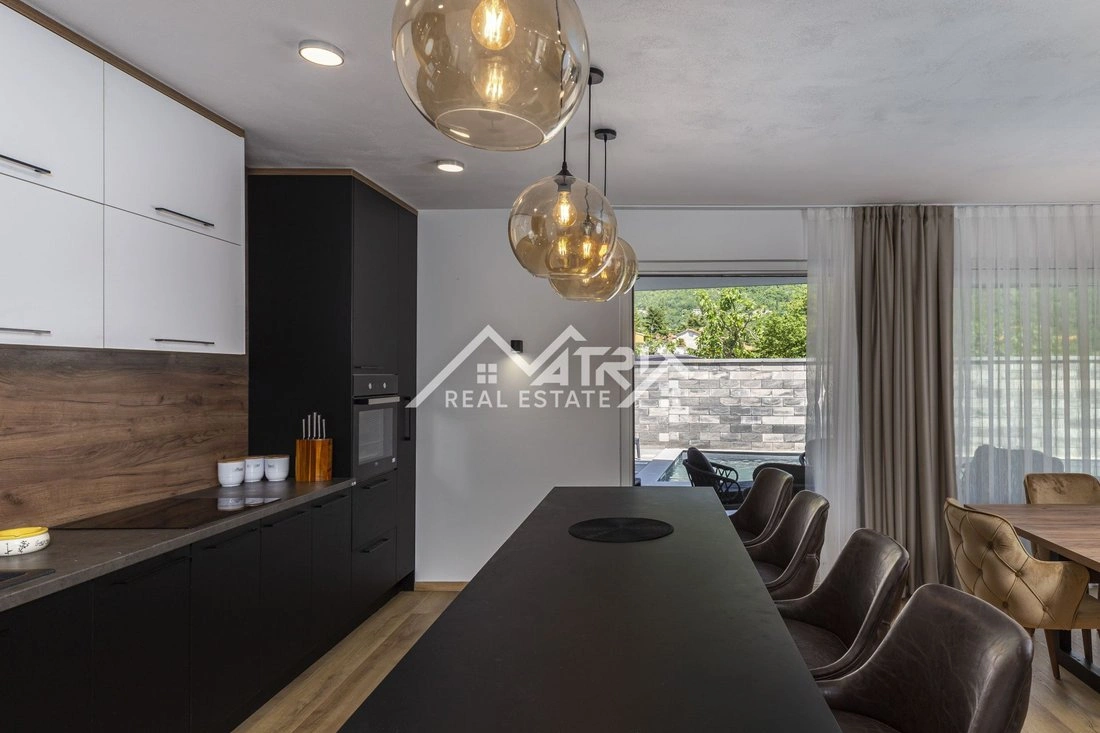 克罗地亚奥帕蒂亚带花园的 225 m² 住宅