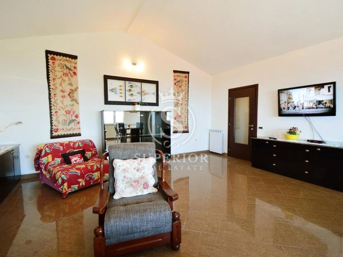 منزل بمساحة 810 m2 مع إطلالة جبلية في أوباتيا، كرواتيا