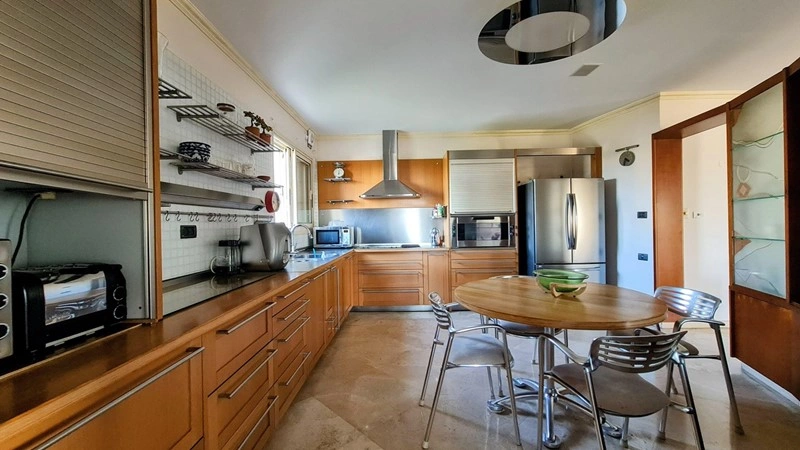 采光充足的3室1厅顶层公寓,位于以色列赫兹利亚