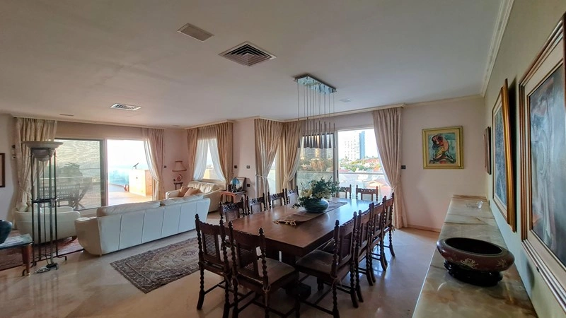 采光充足的3室1厅顶层公寓,位于以色列赫兹利亚