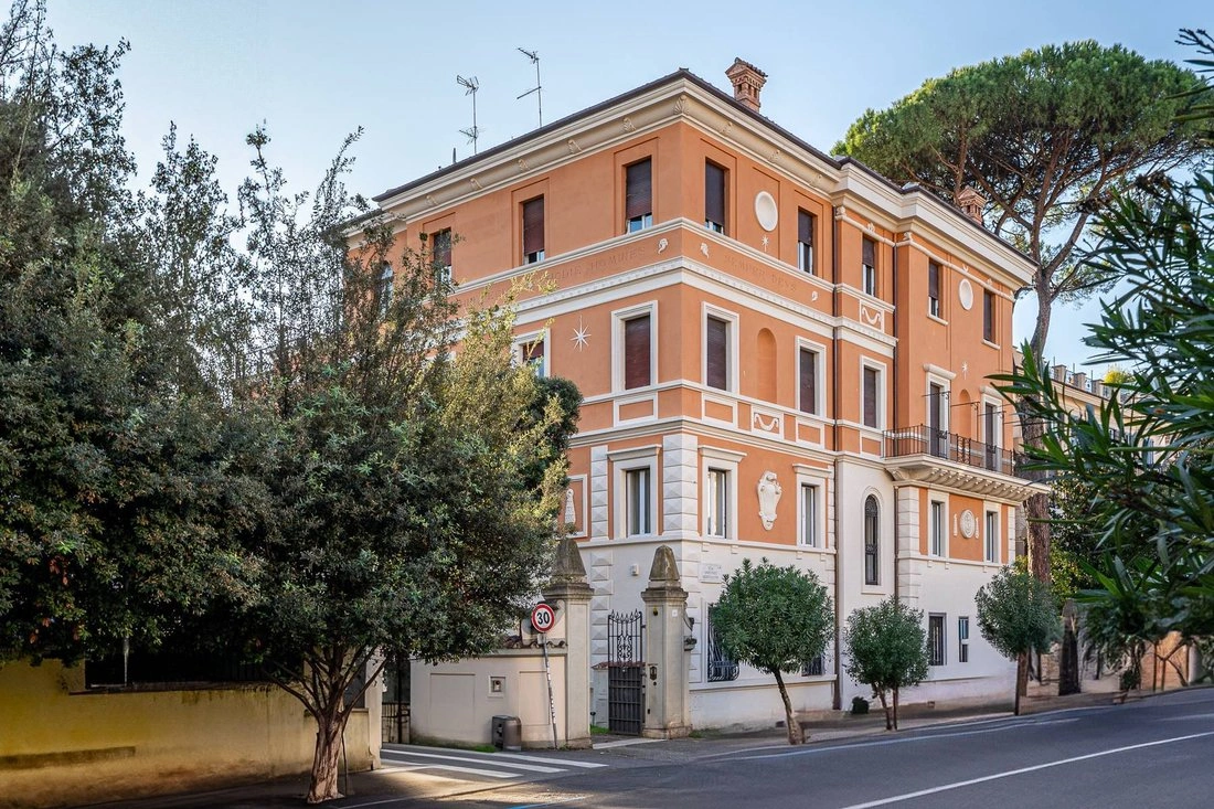 Airy apartment 5+1 in Rome, Italy