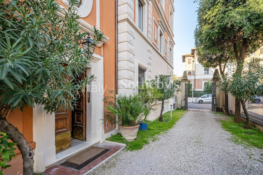 Airy apartment 5+1 in Rome, Italy