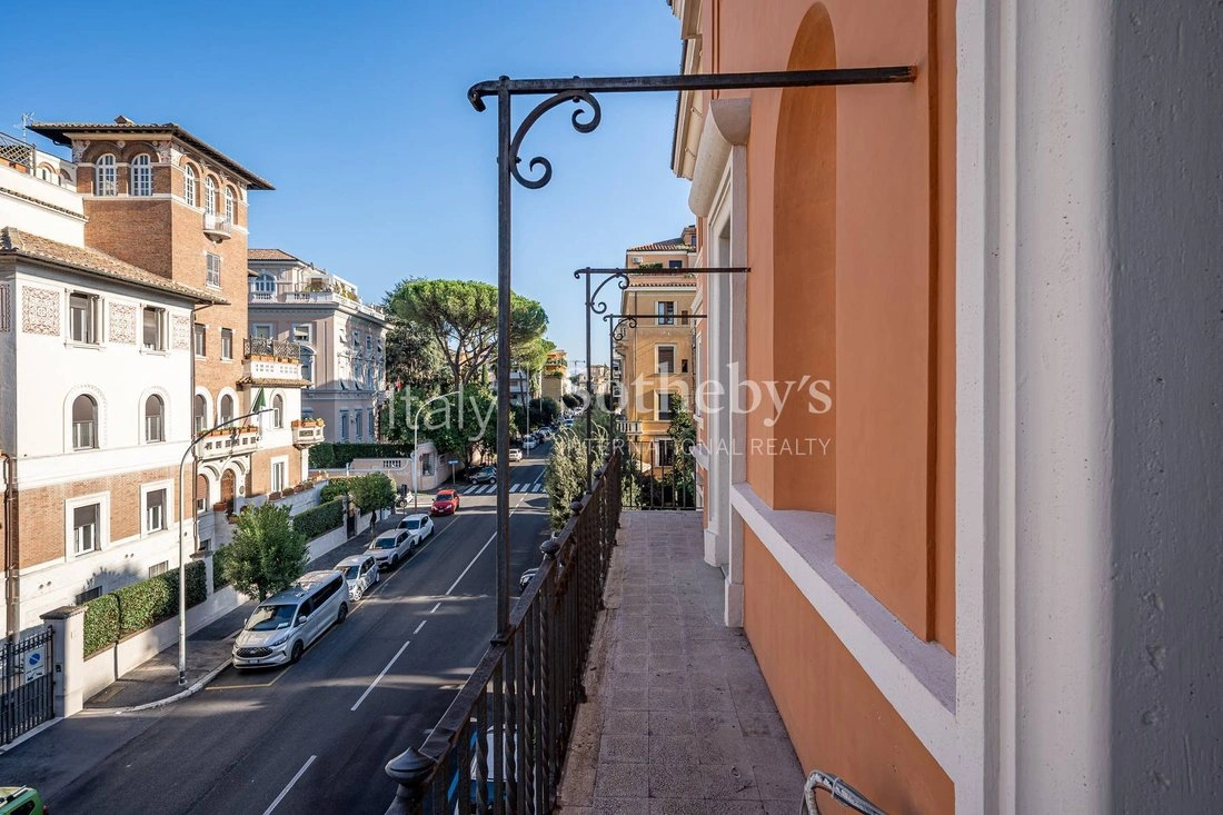 Airy apartment 5+1 in Rome, Italy