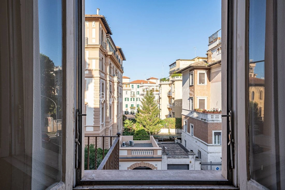 Airy apartment 5+1 in Rome, Italy