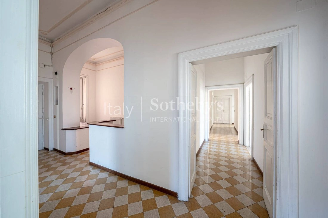 Airy apartment 5+1 in Rome, Italy