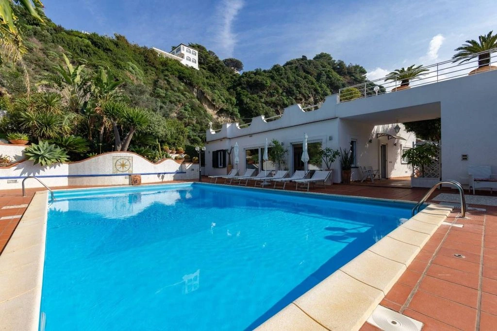 Family-friendly villa 6+1 in Naples, Italy