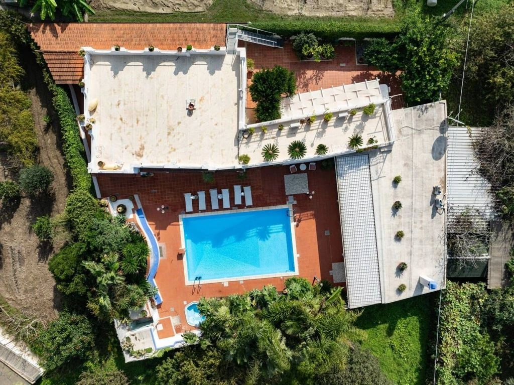 Family-friendly villa 6+1 in Naples, Italy