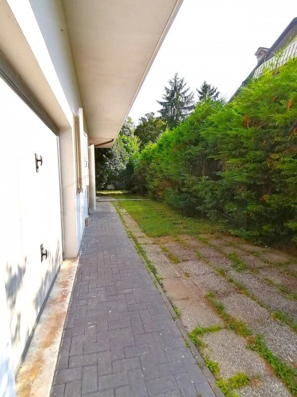 पाडुवा, इटली में 400 m² का रहने के लिए पूरी तरह तैयार विशाल घर