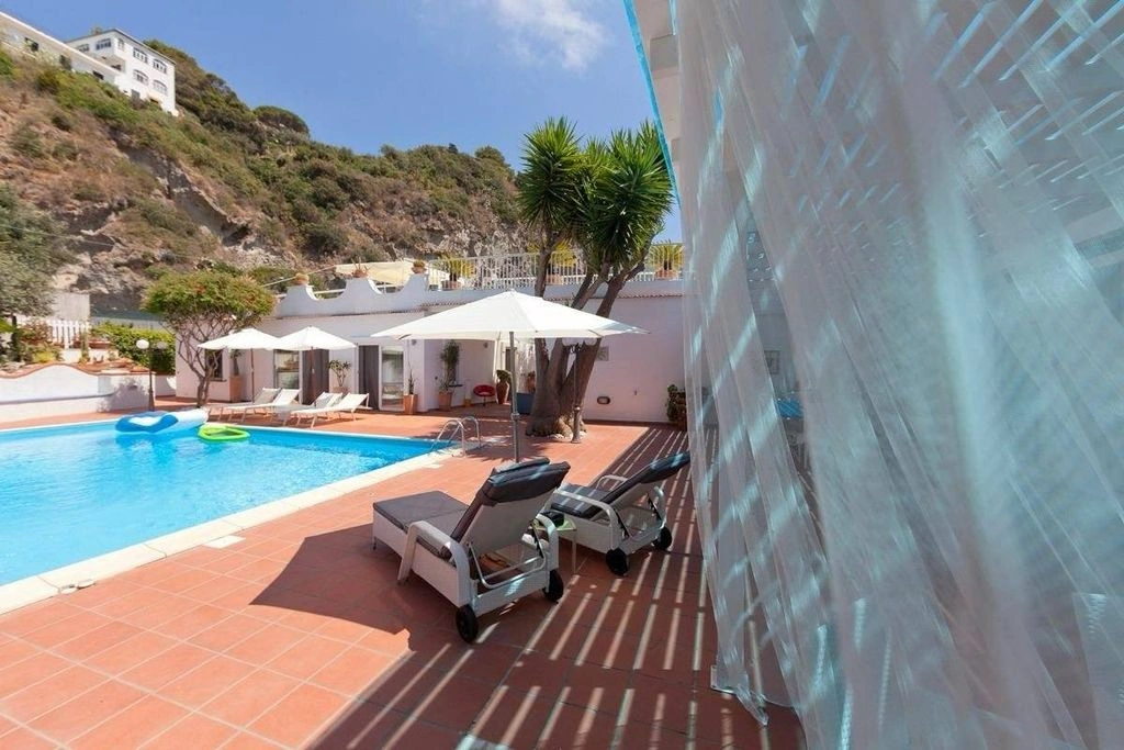 Family-friendly villa 6+1 in Naples, Italy