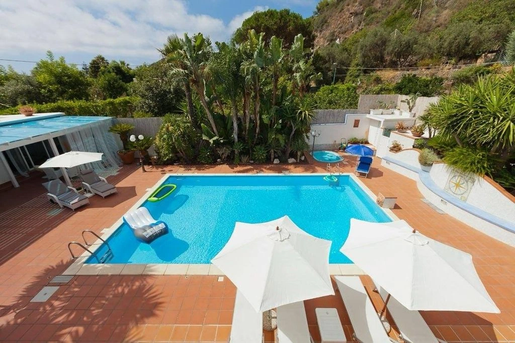 Family-friendly villa 6+1 in Naples, Italy