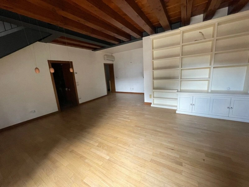 Sunlit penthouse 3+1 in Padua, Italy