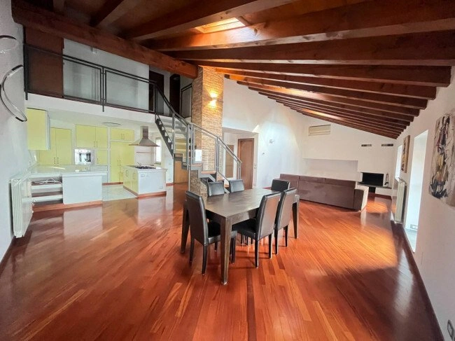 Ático amplio 2+1 en Bérgamo, Italia
