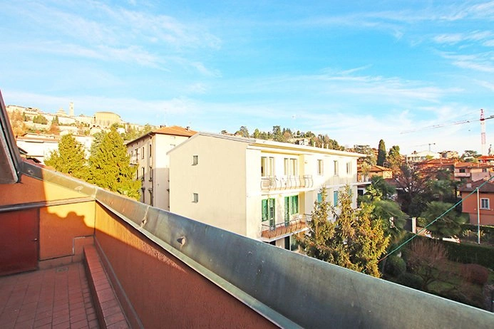 Refreshed house 5+1 in Bergamo, Italy