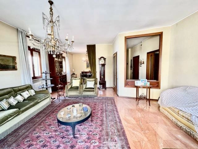 Serene penthouse 4+1 in Bergamo, Italy