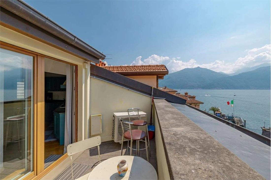 Sunlit penthouse 2+1 in Como, Italy