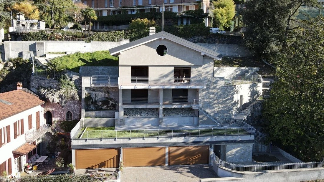 Spacious villa 4+1 in Como, Italy