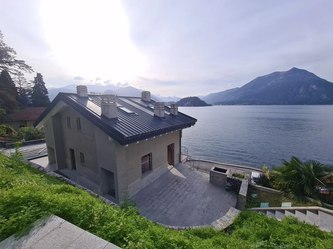 Sea-view villa 340 m2 in Como, Italy