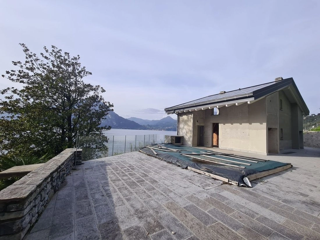 Spacious villa 4+1 in Como, Italy