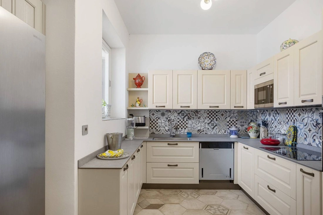 意大利阿尔杰尼奥阳光充足的 6+1 房住宅