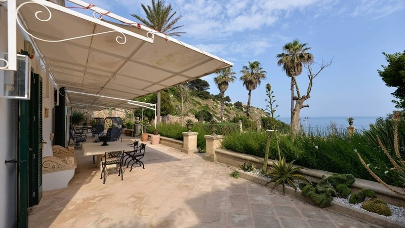 Spacious villa 4+1 in Castro, Italy