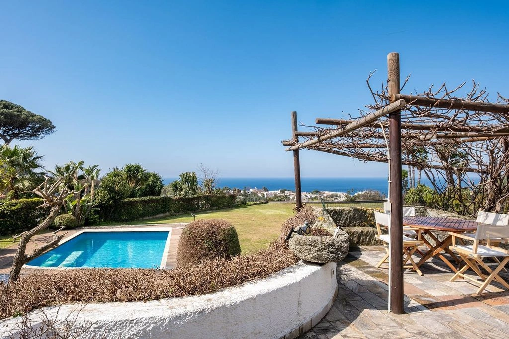 فيلا ساحرة بمساحة 384 م² في نابولي، إيطاليا