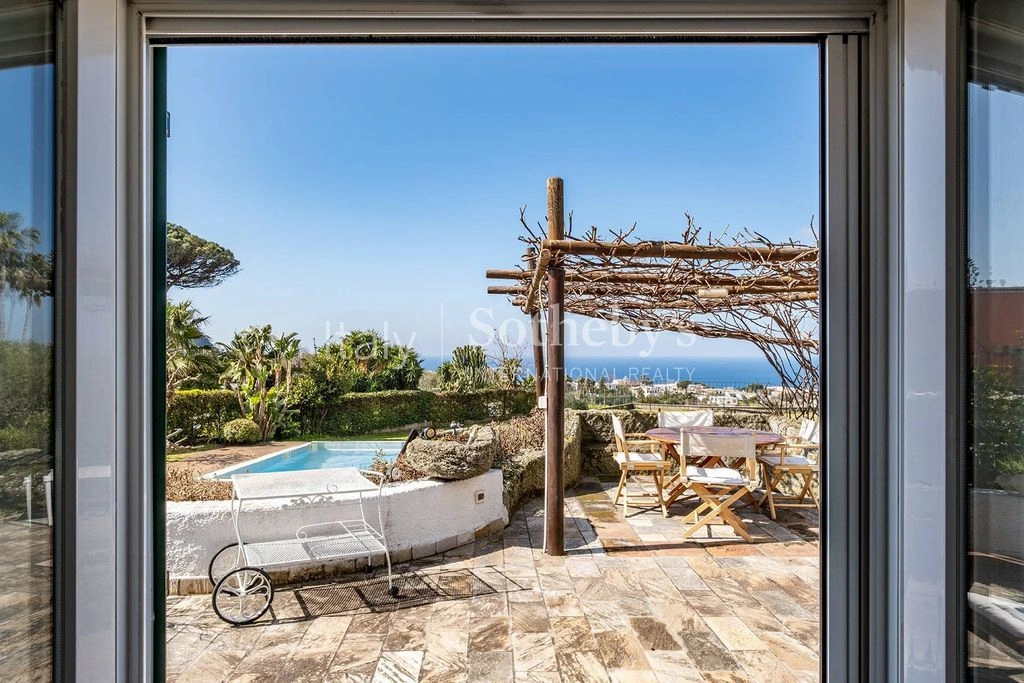 فيلا ساحرة بمساحة 384 م² في نابولي، إيطاليا