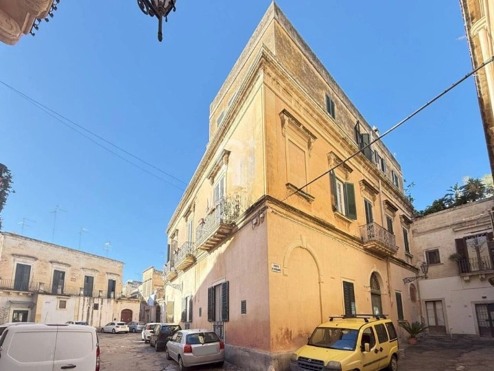 Einladende 4+1-Wohnung in Lecce, Italien