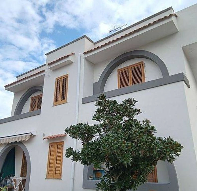 Refreshed house 5+1 in Lecce, Italy