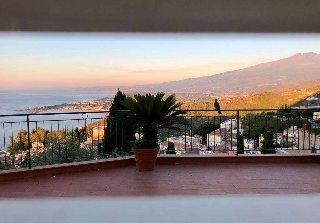Serene villa 4+1 in Taormina, Italy