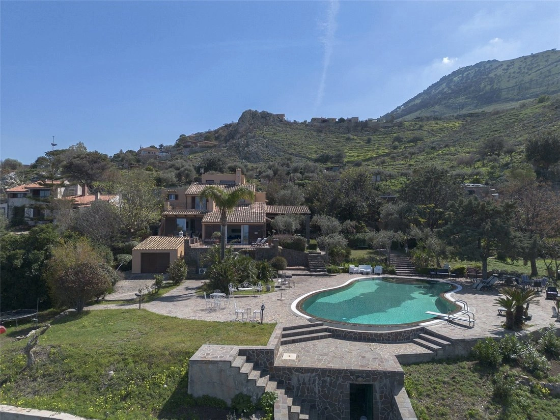 Großzügige Villa mit Meerblick, 316 m² in Palermo, Italien