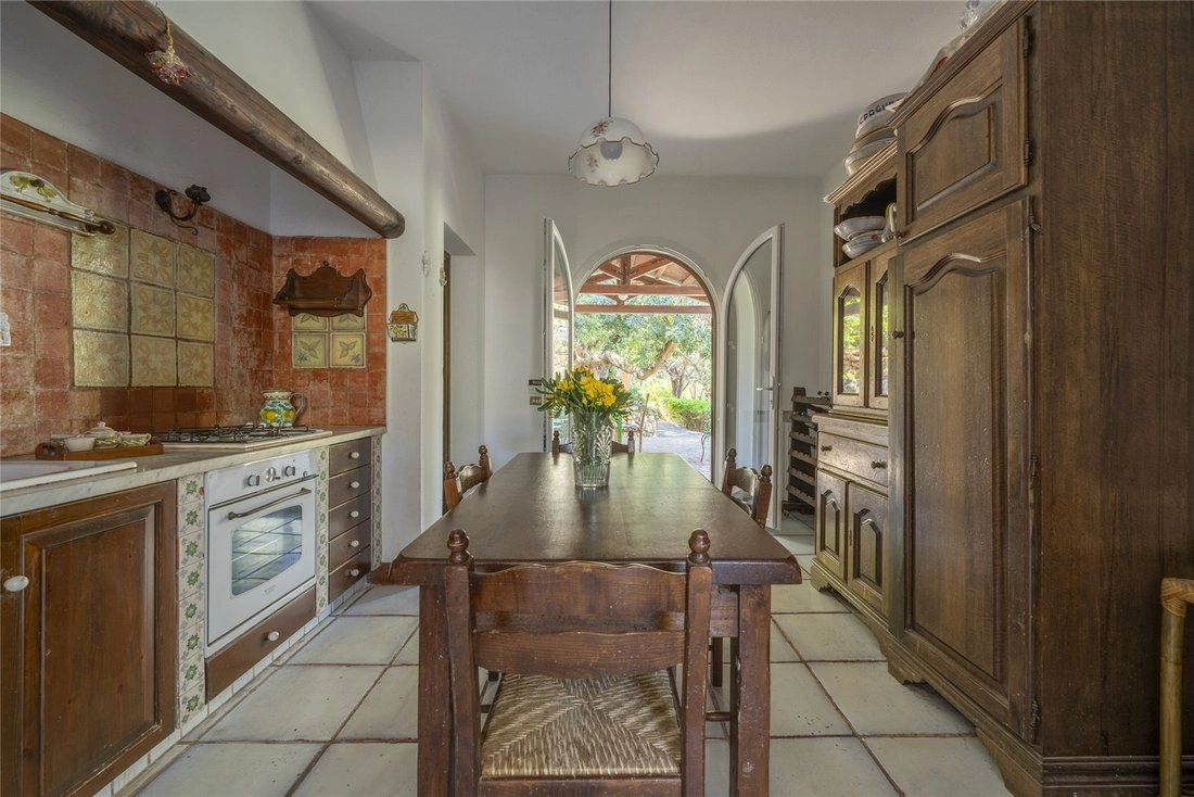 Großzügige Villa mit Meerblick, 316 m² in Palermo, Italien