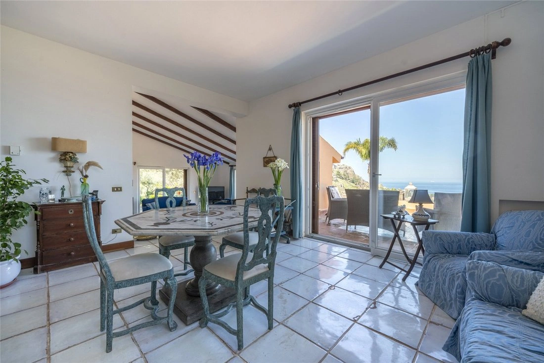 Großzügige Villa mit Meerblick, 316 m² in Palermo, Italien