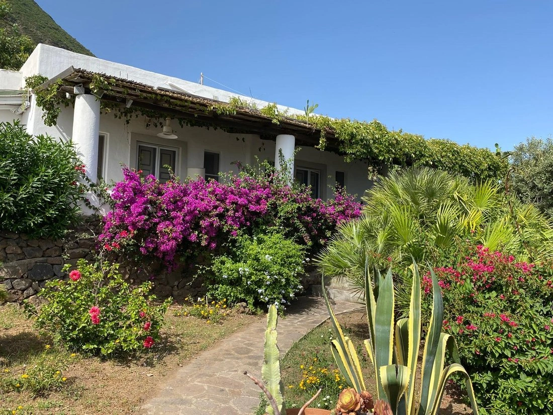 Spacious villa 325 m2 in Malfa, Italy