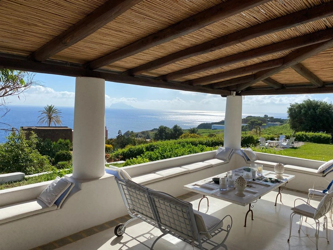 Spacious villa 325 m2 in Malfa, Italy