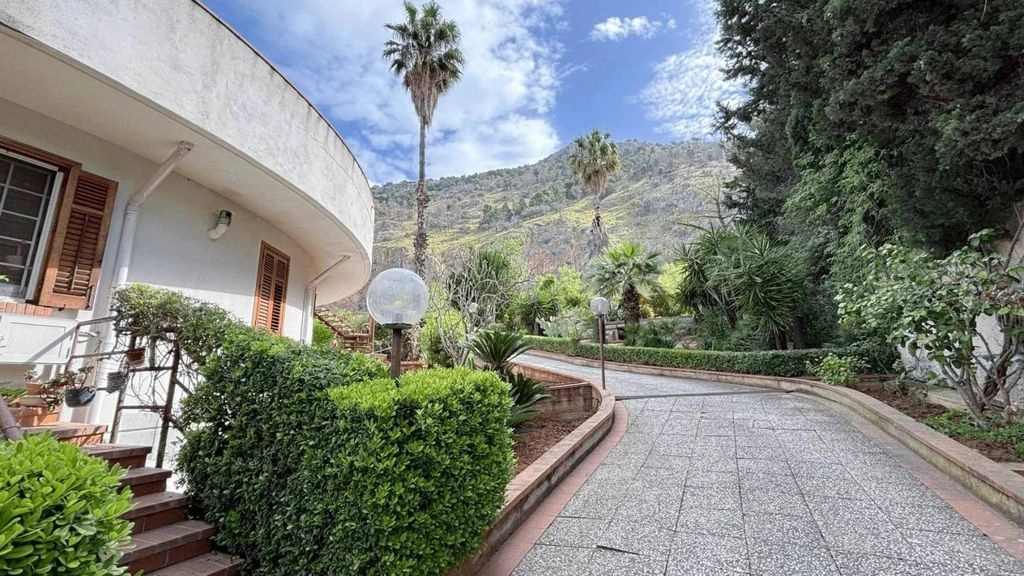 Inviting villa 5+1 in Palermo, Italy