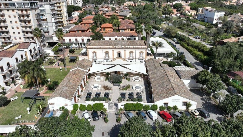 Refreshed villa 6+1 in Palermo, Italy
