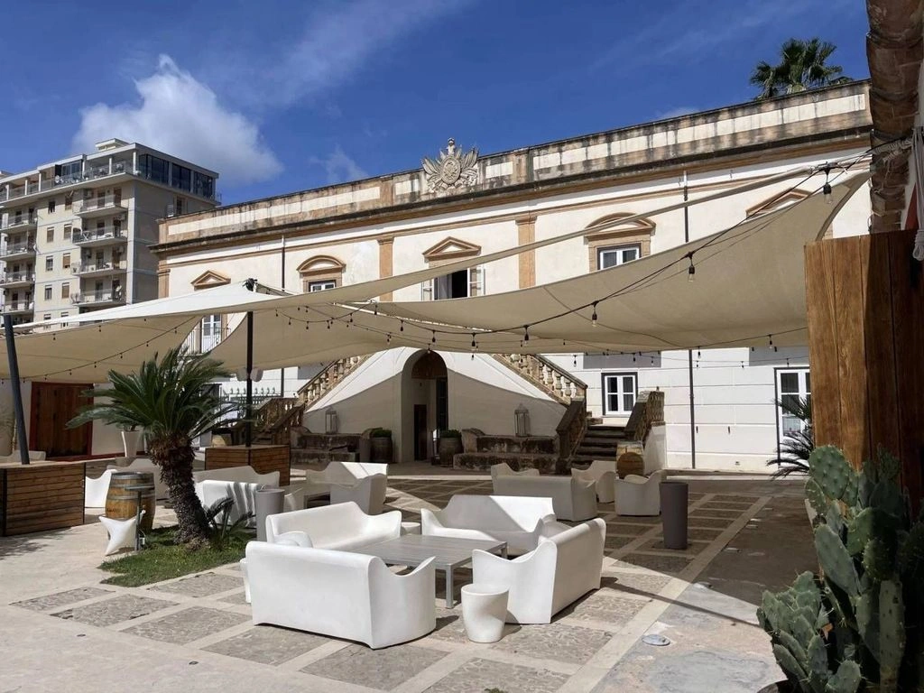 Refreshed villa 6+1 in Palermo, Italy