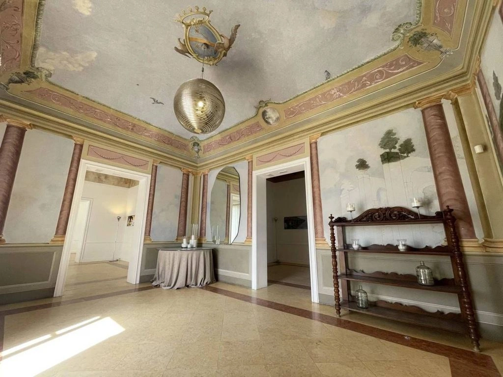 Refreshed villa 6+1 in Palermo, Italy