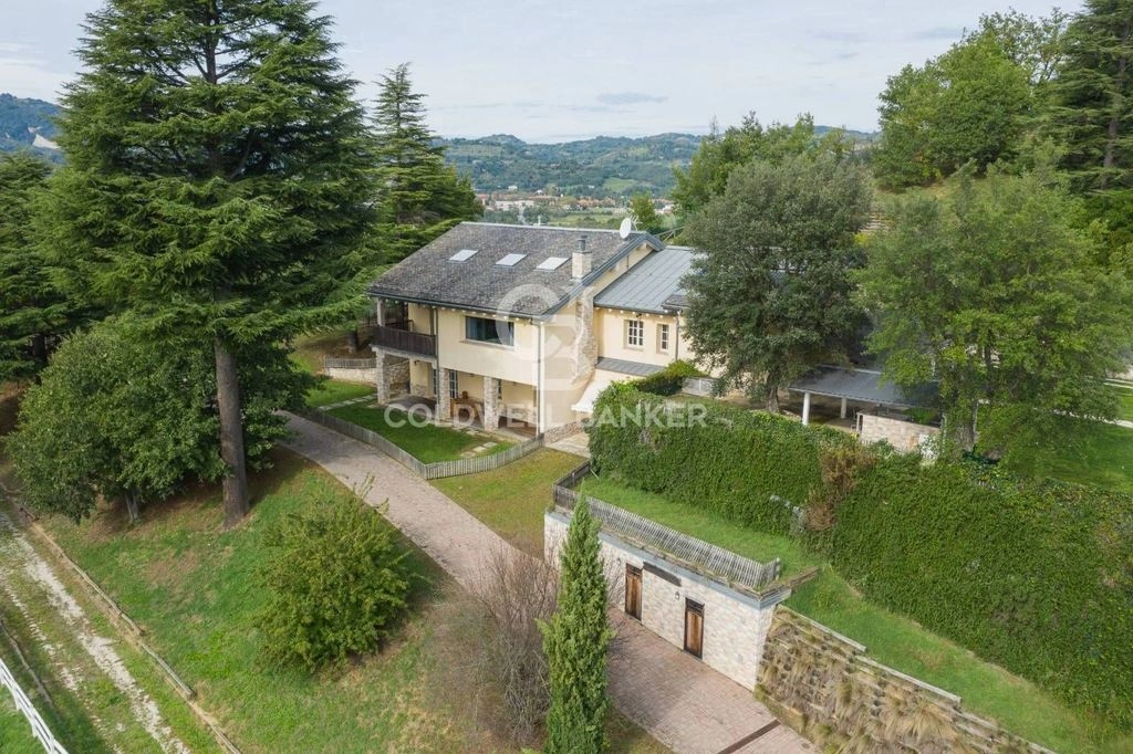 Serene villa 3+1 in Bologna, Italy