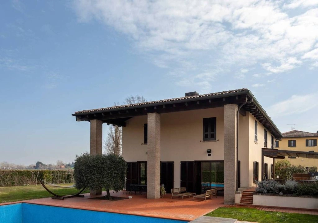 Airy villa 5+1 in Bologna, Italy