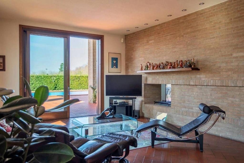 Airy villa 5+1 in Bologna, Italy