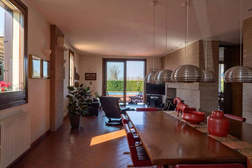 Airy villa 5+1 in Bologna, Italy
