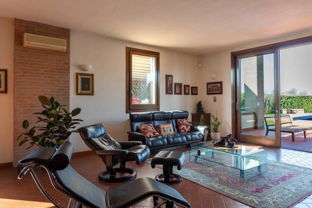 Airy villa 5+1 in Bologna, Italy