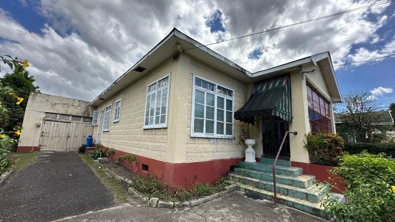 牙买加金斯敦 4+1 房屋,带露天泳池