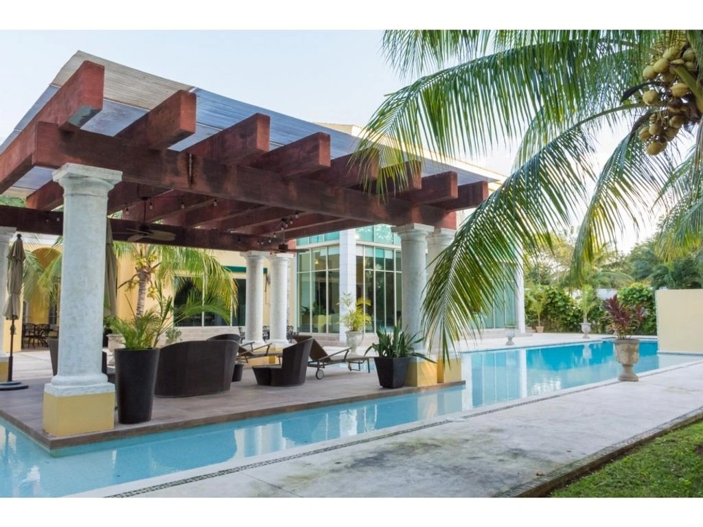 منزل واسع مكون من 5 غرف نوم ضمن أراضي نادي غولف في ميريدا، المكسيك