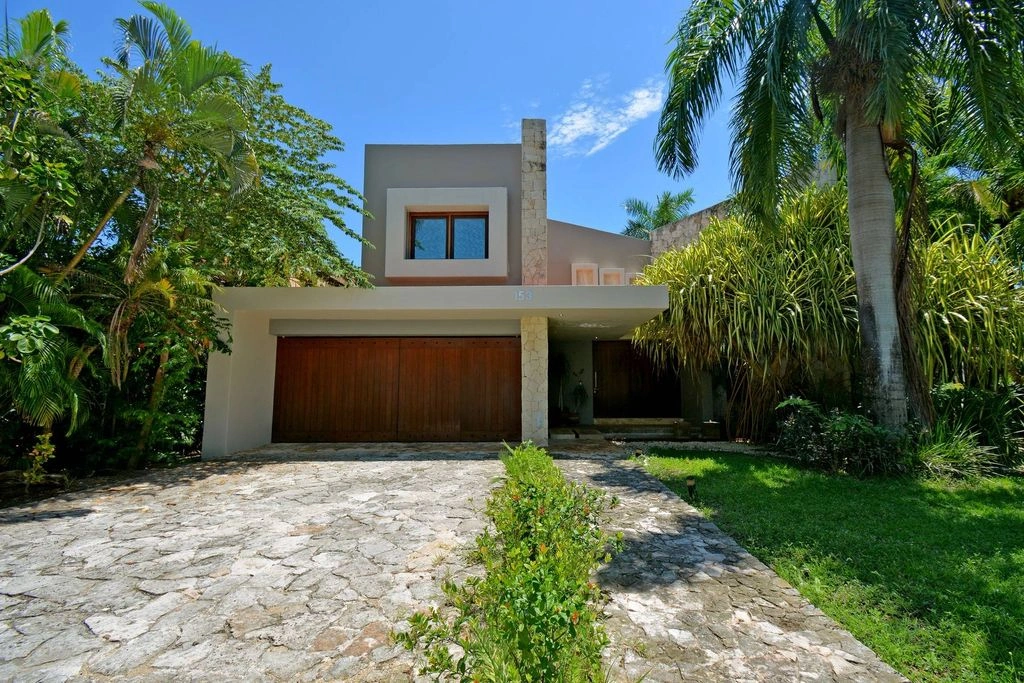 Spacious villa 854 m2 in Playa del Carmen, Mexico