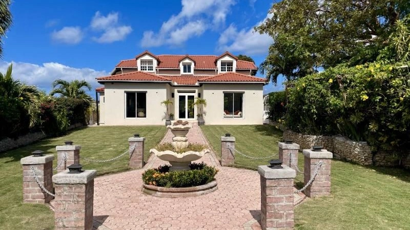 Luxury villa 390 m2 with access to the lagoon in Philipsburg, Saint Martin