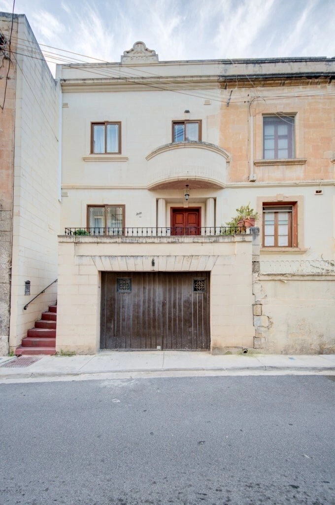 马耳他比尔基卡拉带城市景观的3+1住宅